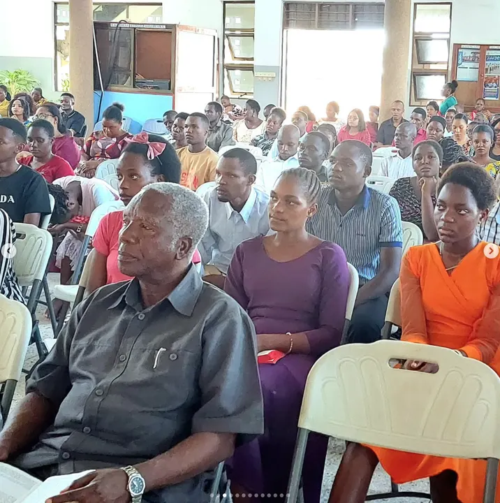 Washirika wa MCC wakiwa kanisani